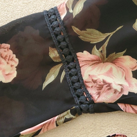 💥 3/$30 NWOT Rue21 Peasant Cropped Floral Blouse - Picture 4 of 8